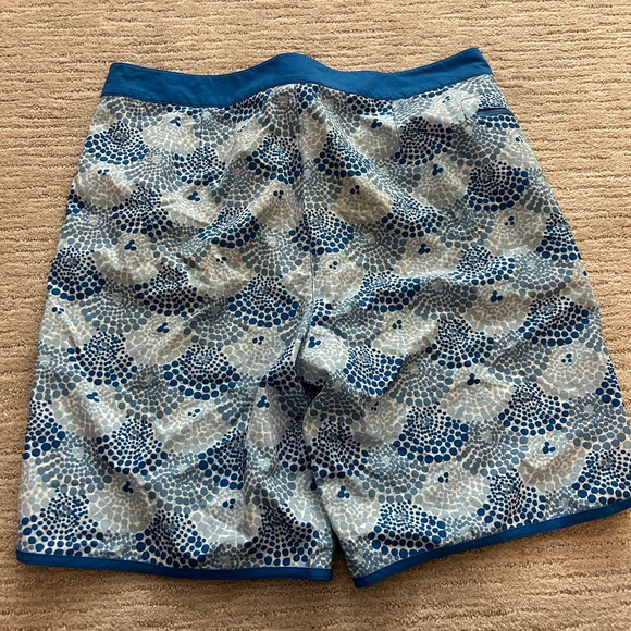 Vineyard Vines Mens Swimtrunks with side zipper pocket. Size 35. Great condition - Picture 4 of 5